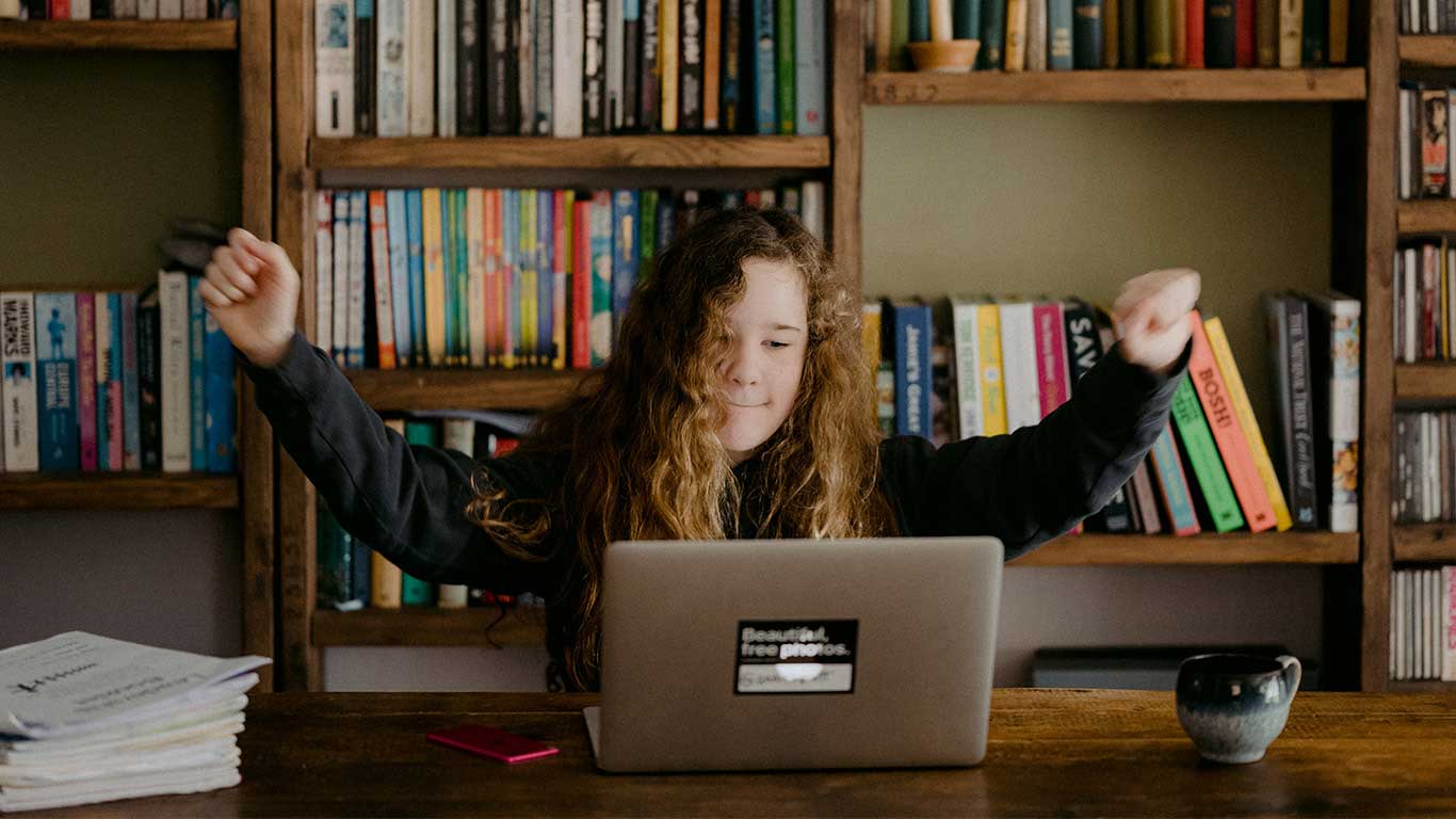 Студент празднует успех